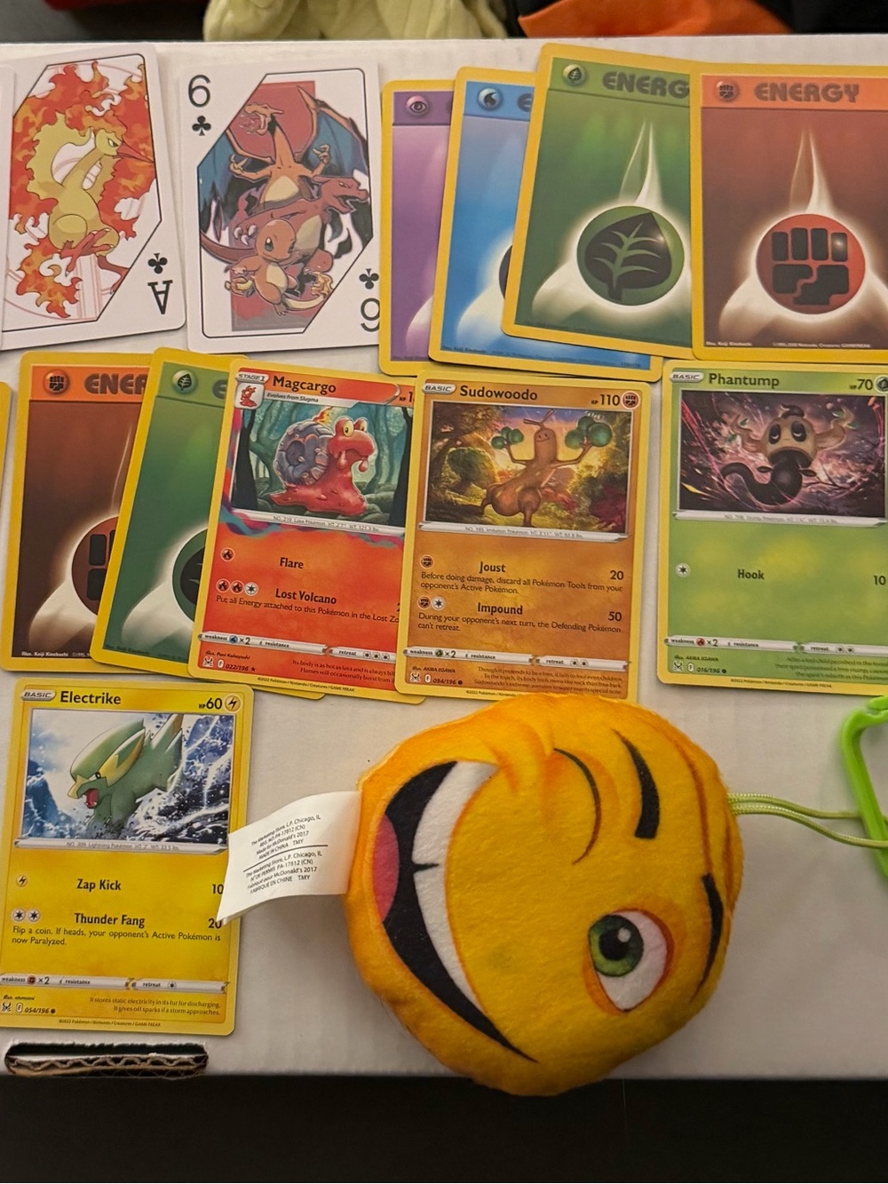 POKEMON PICTURED CARD LOT AND SMILEY KEY CHAIN RARE BUNDLEKING